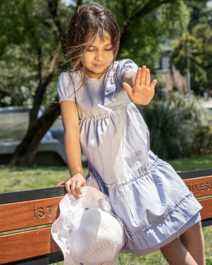 Kız Çocuk Büzgülü Fiyonklu ve Hasır Dantelli Şapkalı Elbise