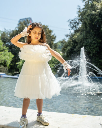 Kız Çocuk Beyaz Göğüs ve Omuz Detaylı Bileklikli Tüllü Abiye Elbise