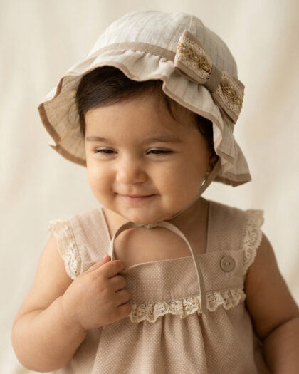 Kız Bebek Krem Fiyonk Detaylı Bağcıklı Yazlık Şapka